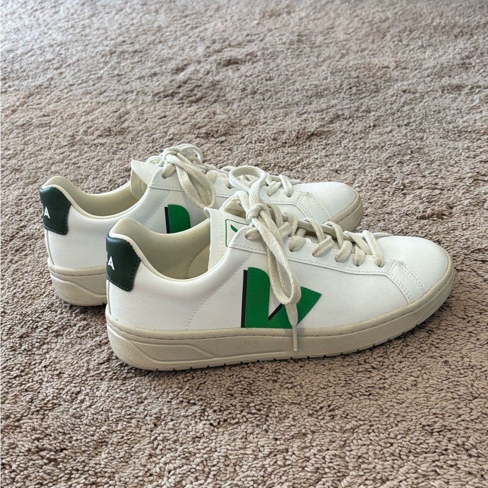 Veja URCA Sneakers in White Leaf Cypress - Sz 39